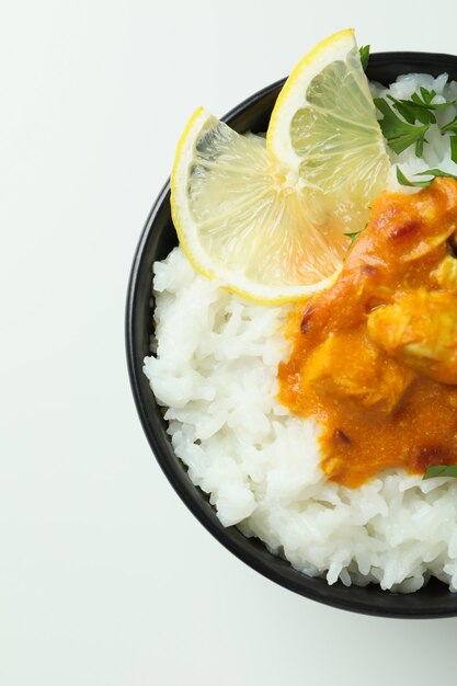 Concepto de comida sabrosa con pollo tikka sobre fondo blanco.