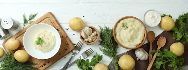 Concepto de comida sabrosa con puré de papas en la mesa de madera blanca