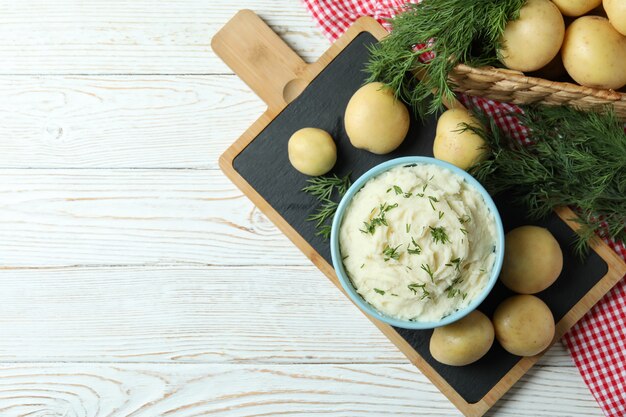 Concepto de comida sabrosa con puré de papas en la mesa de madera blanca