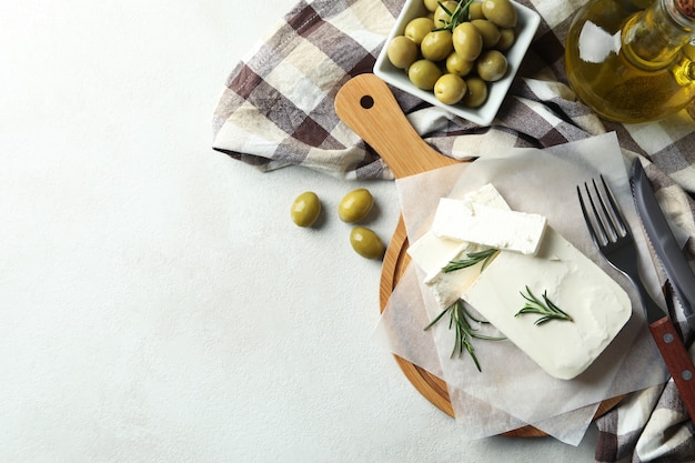 Concepto de comida sabrosa con queso feta en blanco con textura