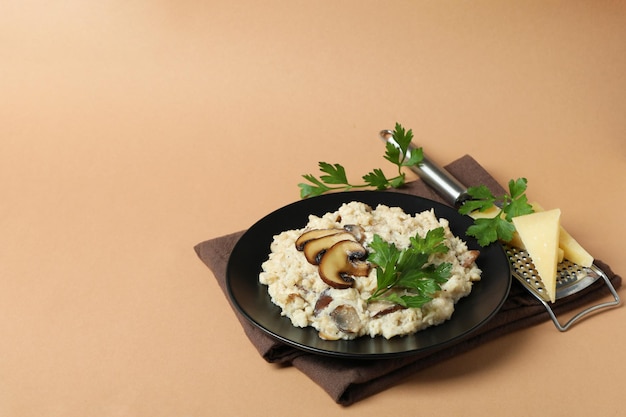 Concepto de comida sabrosa con risotto con champiñones sobre fondo beige