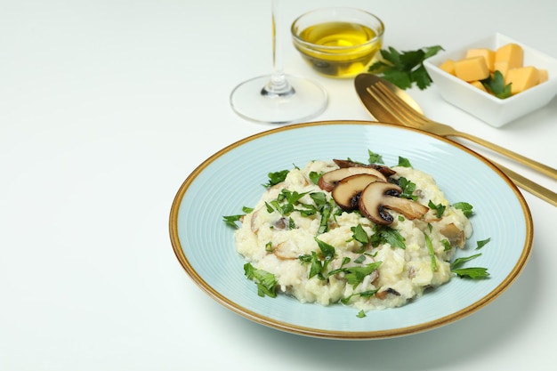 Concepto de comida sabrosa con risotto con champiñones sobre fondo blanco.