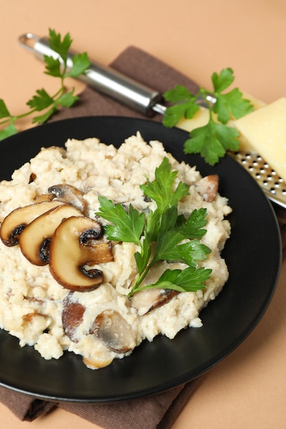 Concepto de comida sabrosa con risotto con champiñones