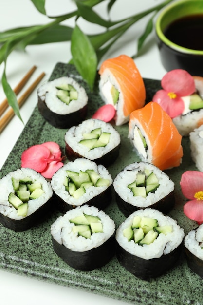 Concepto de comida sabrosa con rollos de sushi de cerca