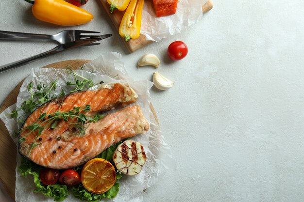 Foto concepto de comida sabrosa con salmón a la parrilla, espacio para texto