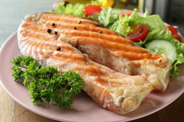 Concepto de comida sabrosa con salmón a la plancha, cerrar