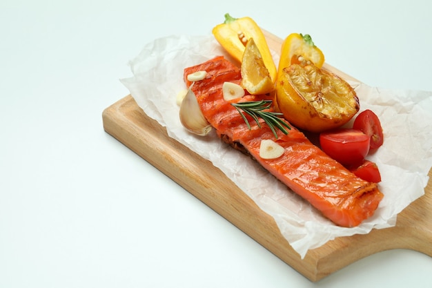 Concepto de comida sabrosa con salmón a la plancha sobre fondo blanco.