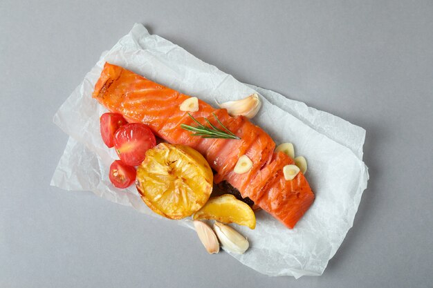 Concepto de comida sabrosa con salmón a la plancha sobre fondo gris