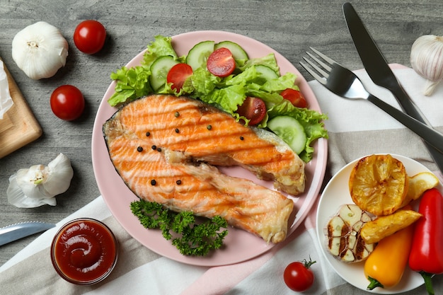 Concepto de comida sabrosa con salmón a la plancha, vista superior