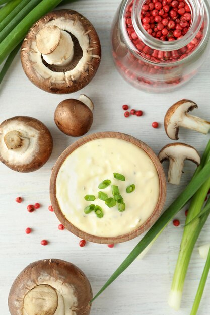 Concepto de comida sabrosa con salsa de champiñones sobre fondo blanco de madera