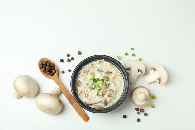 Concepto de comida sabrosa con salsa de champiñones sobre fondo blanco.