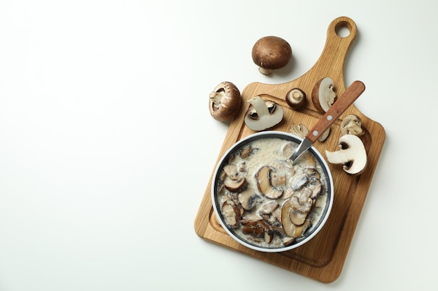 Concepto de comida sabrosa con salsa de champiñones sobre fondo blanco.