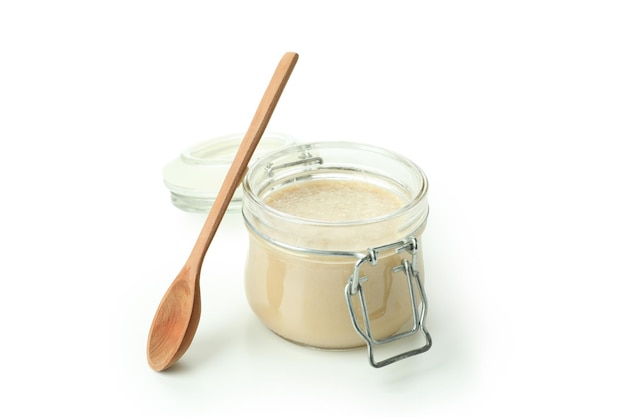 Concepto de comida sabrosa con salsa tahini aislado sobre fondo blanco.