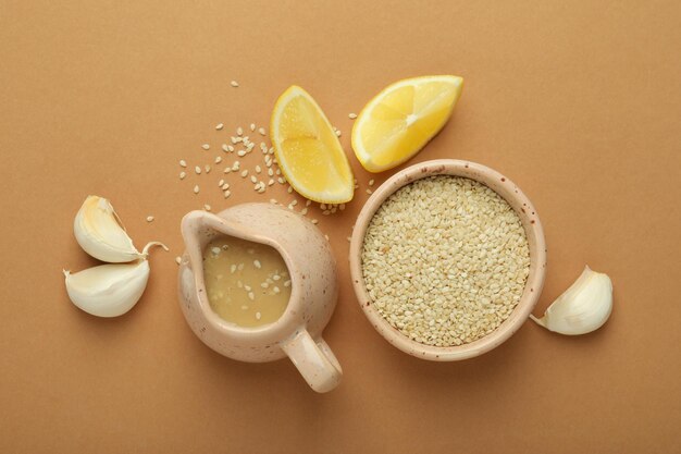 Concepto de comida sabrosa con salsa tahini sobre fondo beige