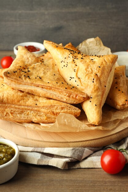 Concepto de comida sabrosa con samsa en mesa de madera