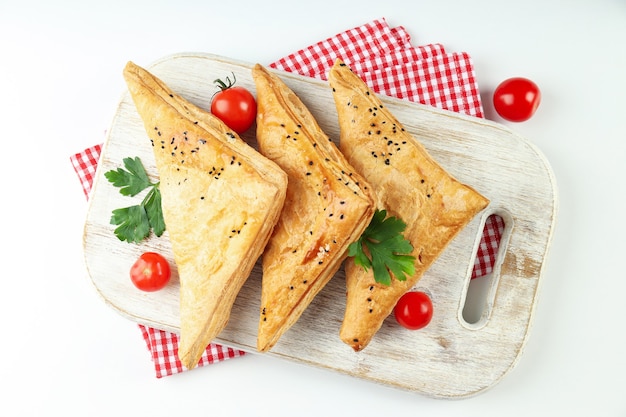 Concepto de comida sabrosa con samsa sobre fondo blanco.