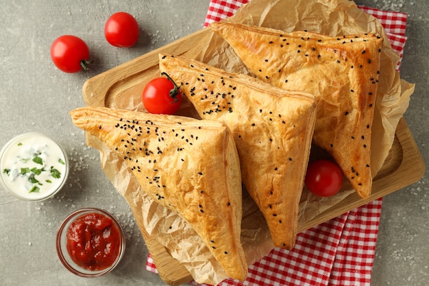 Concepto de comida sabrosa con samsa sobre fondo gris