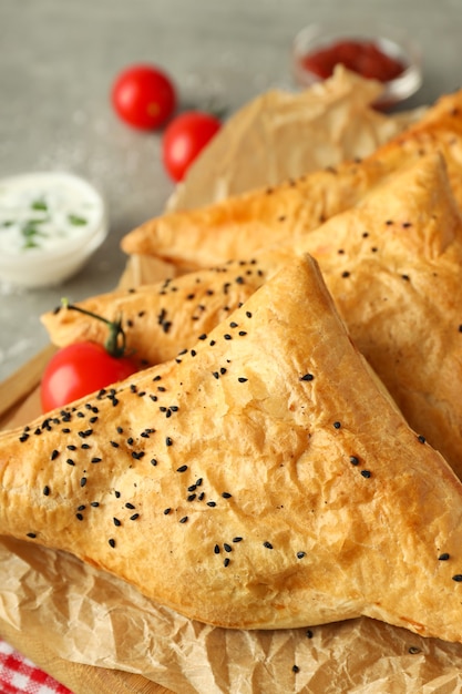 Concepto de comida sabrosa con samsa sobre fondo gris