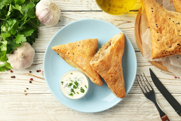 Concepto de comida sabrosa con samsa sobre fondo de madera