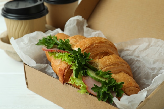 Concepto de comida sabrosa con sándwich de croissant, cerrar