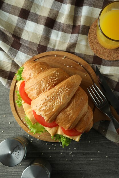 Concepto de comida sabrosa con sándwich de croissant en mesa con textura gris