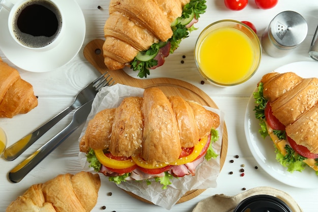 Concepto de comida sabrosa con sándwich de croissant, vista superior