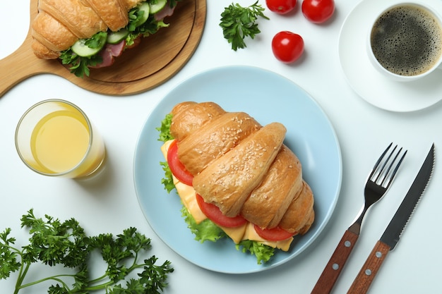 Concepto de comida sabrosa con sándwich de croissant, vista superior