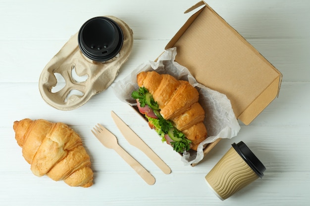 Concepto de comida sabrosa con sándwich de croissant, vista superior