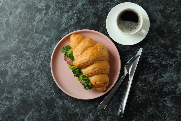 Concepto de comida sabrosa con sándwich de croissant, vista superior
