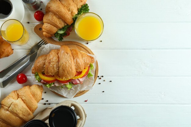 Concepto de comida sabrosa con sándwich de croissant