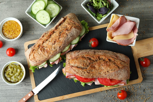 Concepto de comida sabrosa con sándwiches ciabatta en mesa con textura gris