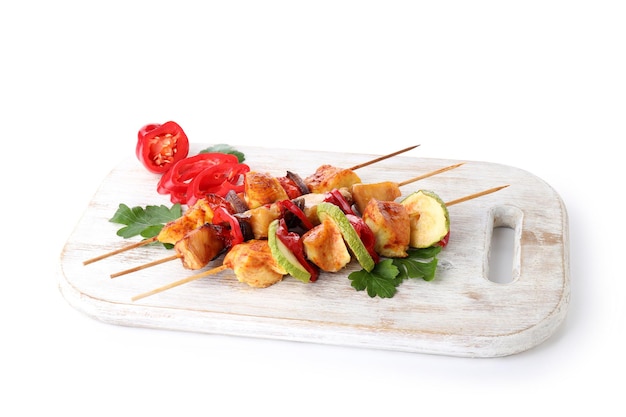 Concepto de comida sabrosa con shashlik de pollo aislado sobre fondo blanco