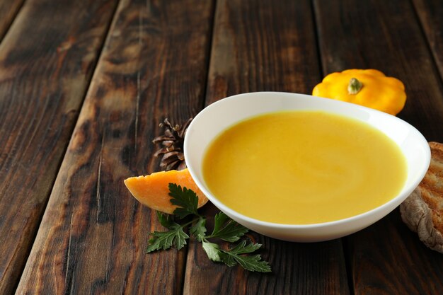 Concepto de comida sabrosa con sopa de calabaza en mesa de madera