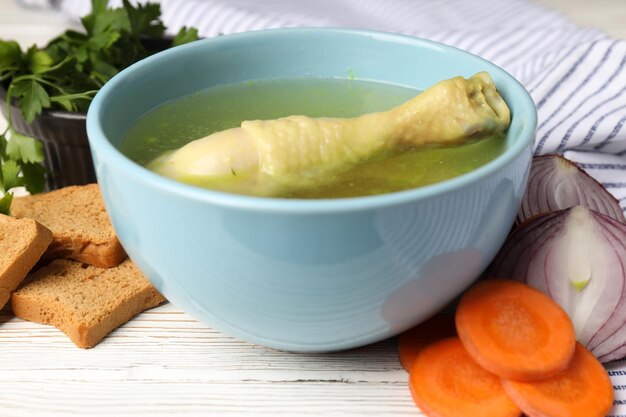 Concepto de comida sabrosa con sopa de pollo en la mesa de madera blanca