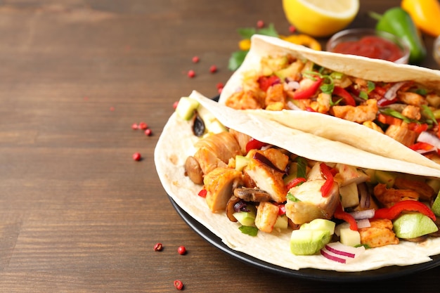 Concepto de comida sabrosa con taco sobre fondo de madera