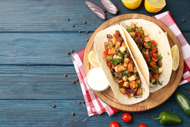 Concepto de comida sabrosa con taco sobre fondo de madera