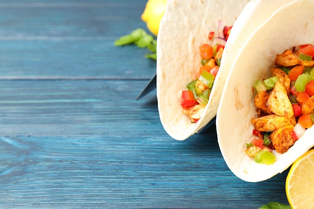 Concepto de comida sabrosa con taco sobre fondo de madera