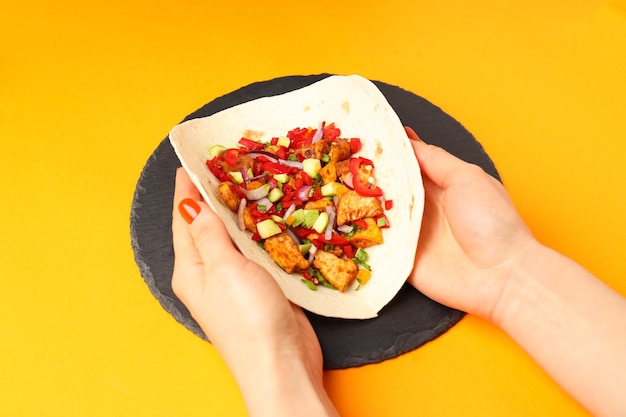 Concepto de comida sabrosa con taco sobre fondo naranja