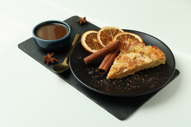 Concepto de comida sabrosa con tarta de manzana sobre fondo blanco.