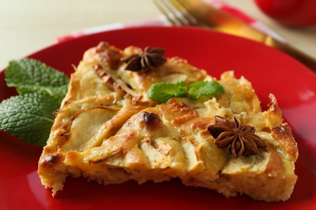 Concepto de comida sabrosa con tarta de manzana sobre fondo de madera