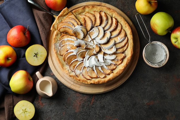 Concepto de comida sabrosa con tarta de manzana sobre fondo de textura