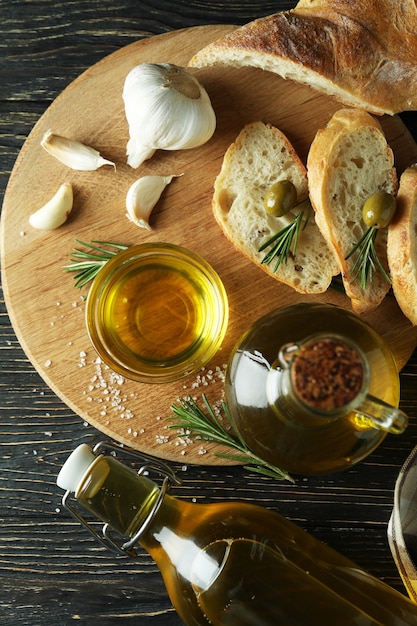 Concepto de comida sabrosa con tazón de aceite de oliva en la mesa de madera