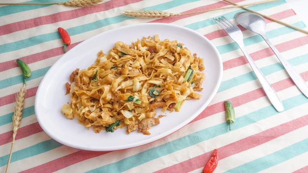 Concepto de comida sabrosa con tazón de fideos de arroz planos fritos o char kway teow o kwetiau listo para comer enfoque seleccionado