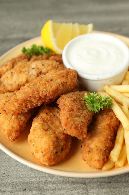 Concepto de comida sabrosa con tiras de pollo de cerca