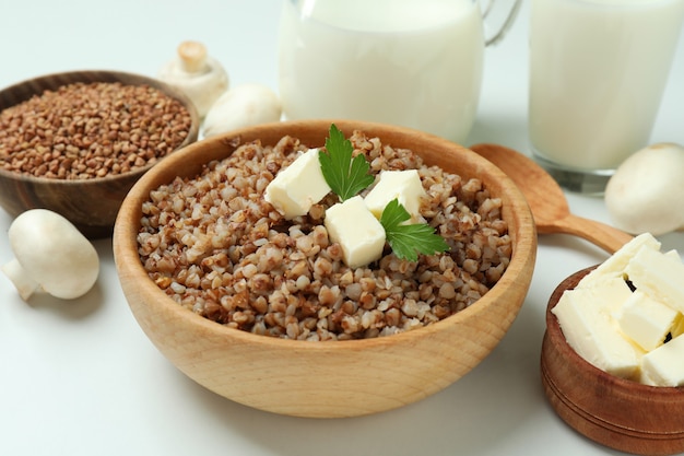 Concepto de comida sabrosa con trigo sarraceno, cerrar