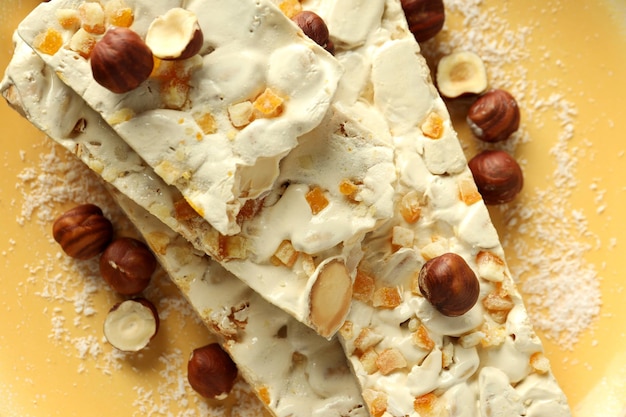 Concepto de comida sabrosa con turrón de cerca