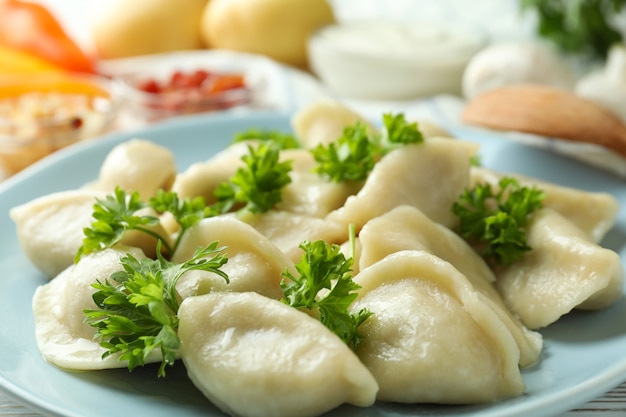 Concepto de comida sabrosa con vareniki o pierogi, cerrar