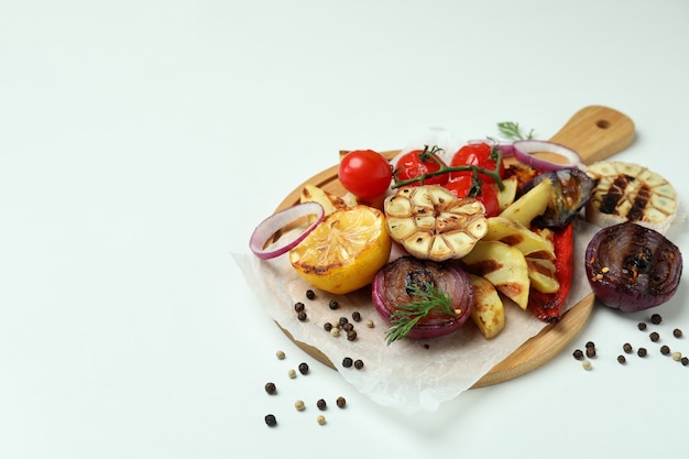 Concepto de comida sabrosa con verduras asadas en blanco