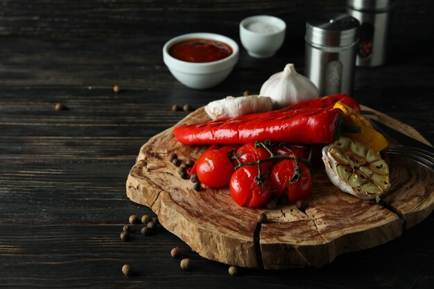 Concepto de comida sabrosa con verduras asadas, espacio para texto