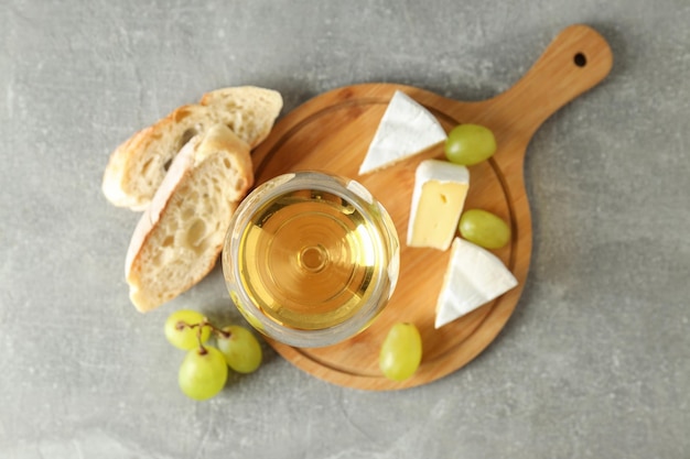 Concepto de comida sabrosa con vino blanco en mesa con textura gris